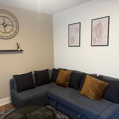 Home Sweet Home In Rg1 With Free Parking Reading Exteriör bild