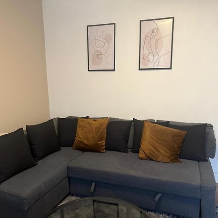 Home Sweet Home In Rg1 With Free Parking Reading Exteriör bild