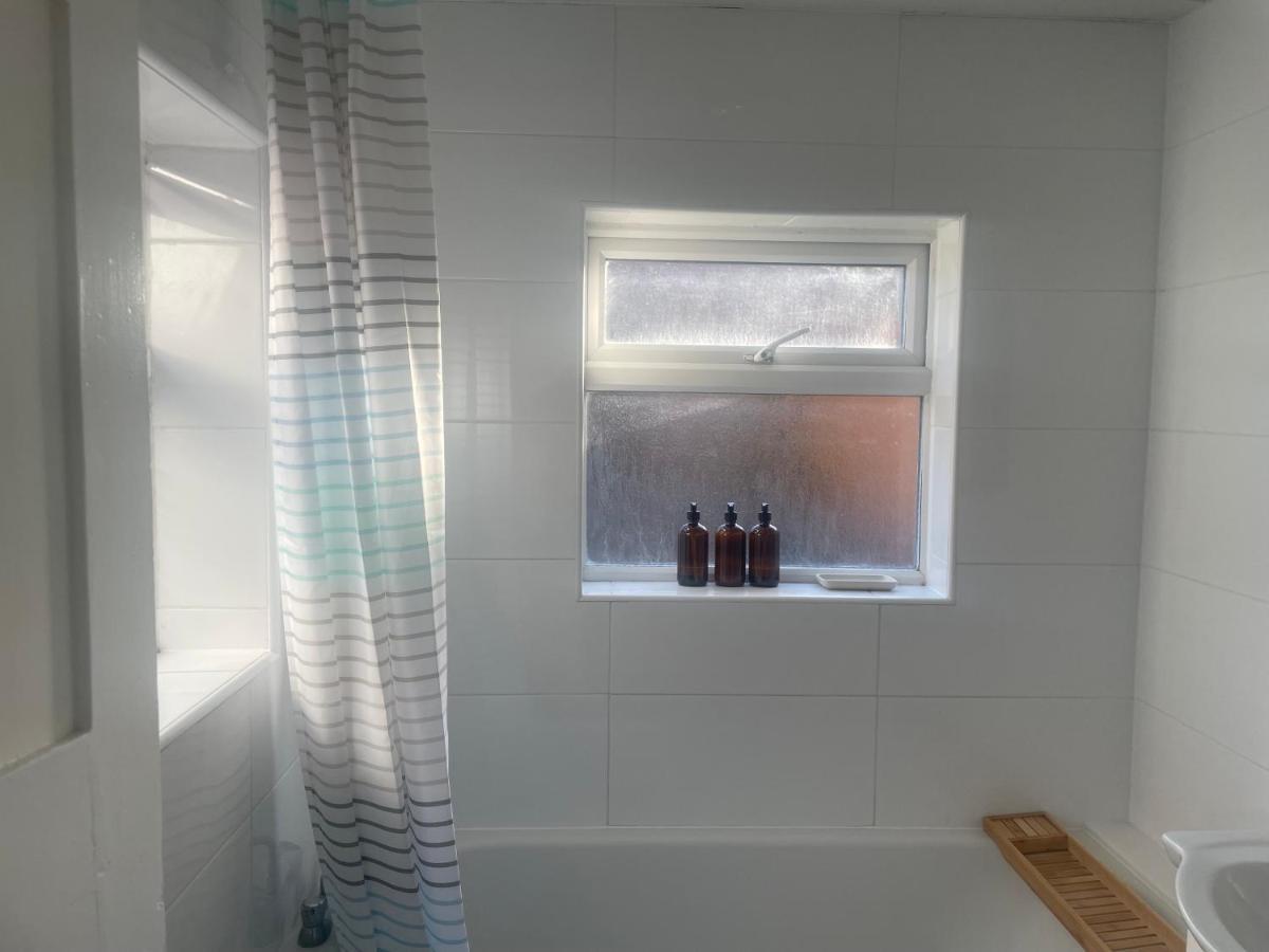 Home Sweet Home In Rg1 With Free Parking Reading Exteriör bild
