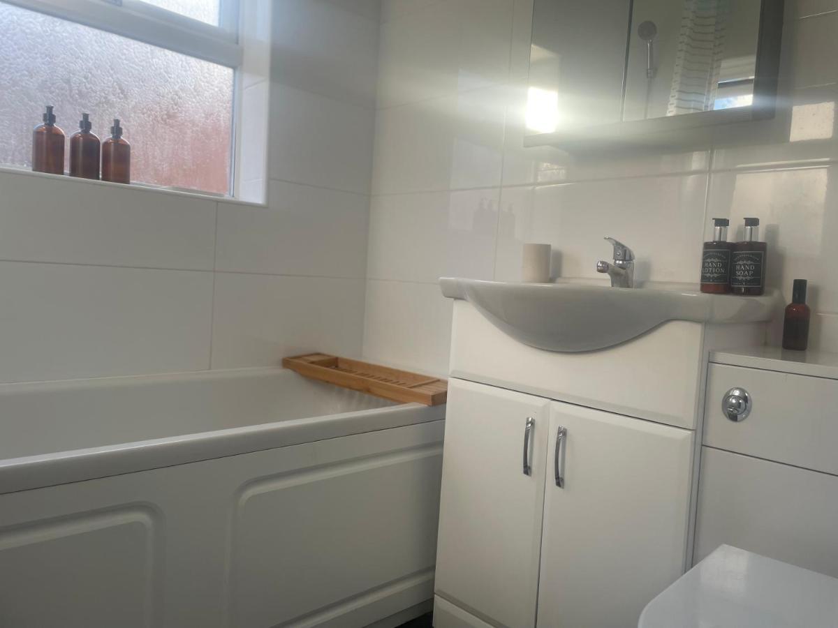 Home Sweet Home In Rg1 With Free Parking Reading Exteriör bild