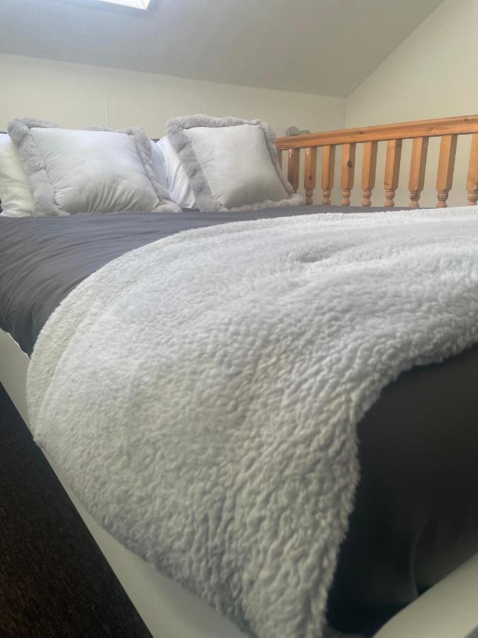 Home Sweet Home In Rg1 With Free Parking Reading Exteriör bild