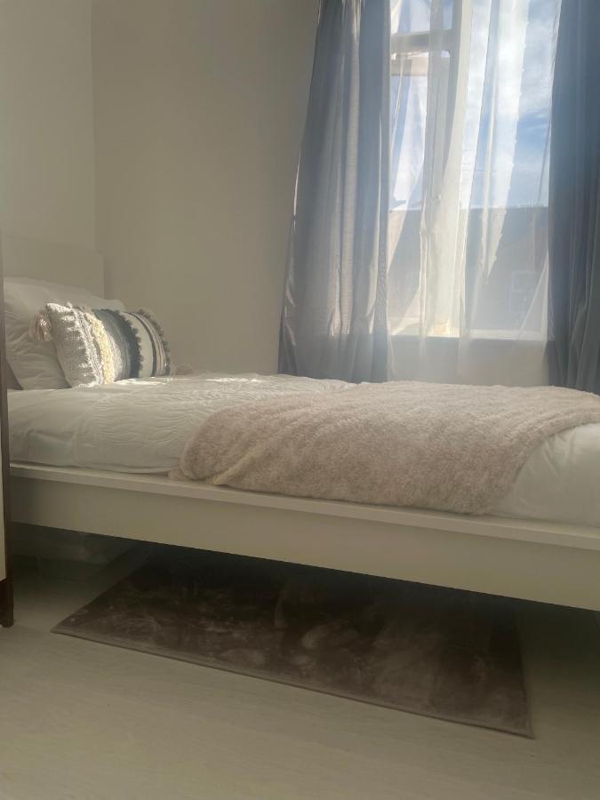 Home Sweet Home In Rg1 With Free Parking Reading Exteriör bild