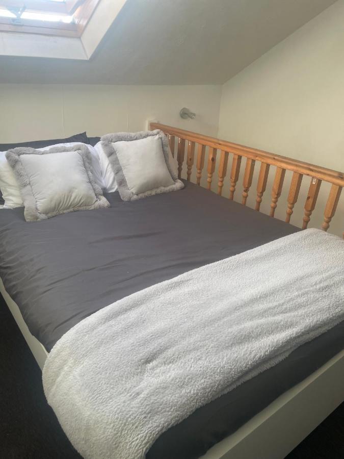 Home Sweet Home In Rg1 With Free Parking Reading Exteriör bild