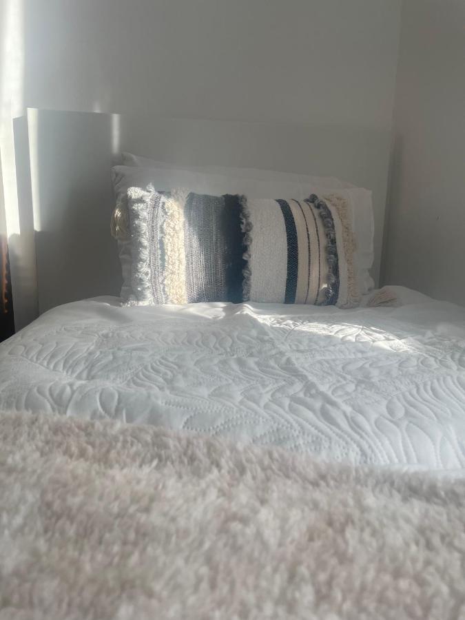 Home Sweet Home In Rg1 With Free Parking Reading Exteriör bild