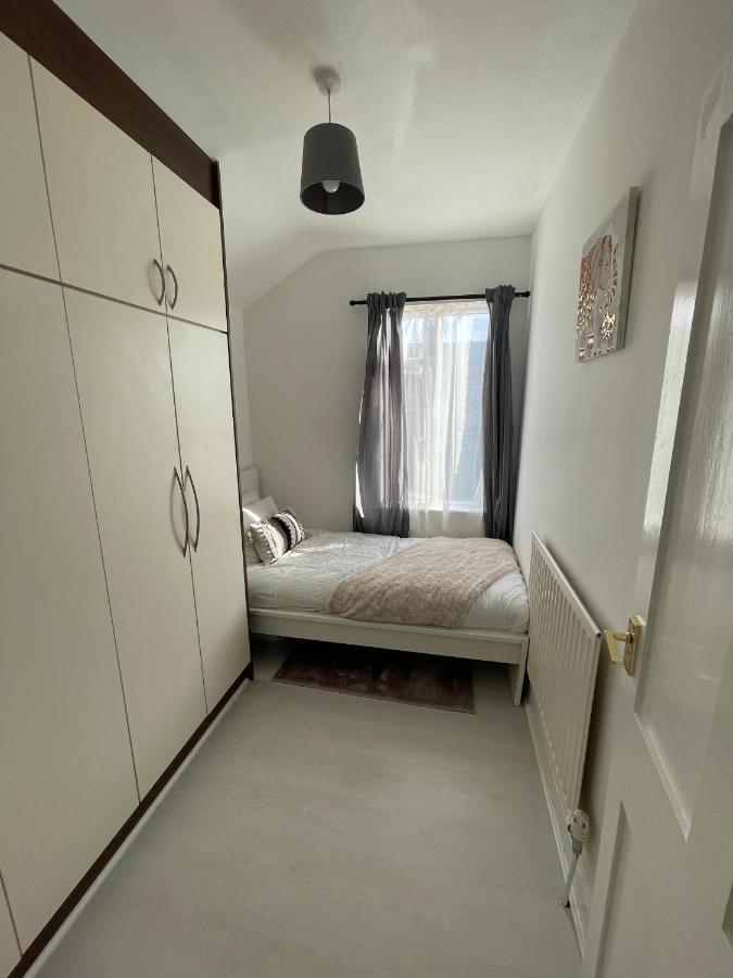 Home Sweet Home In Rg1 With Free Parking Reading Exteriör bild