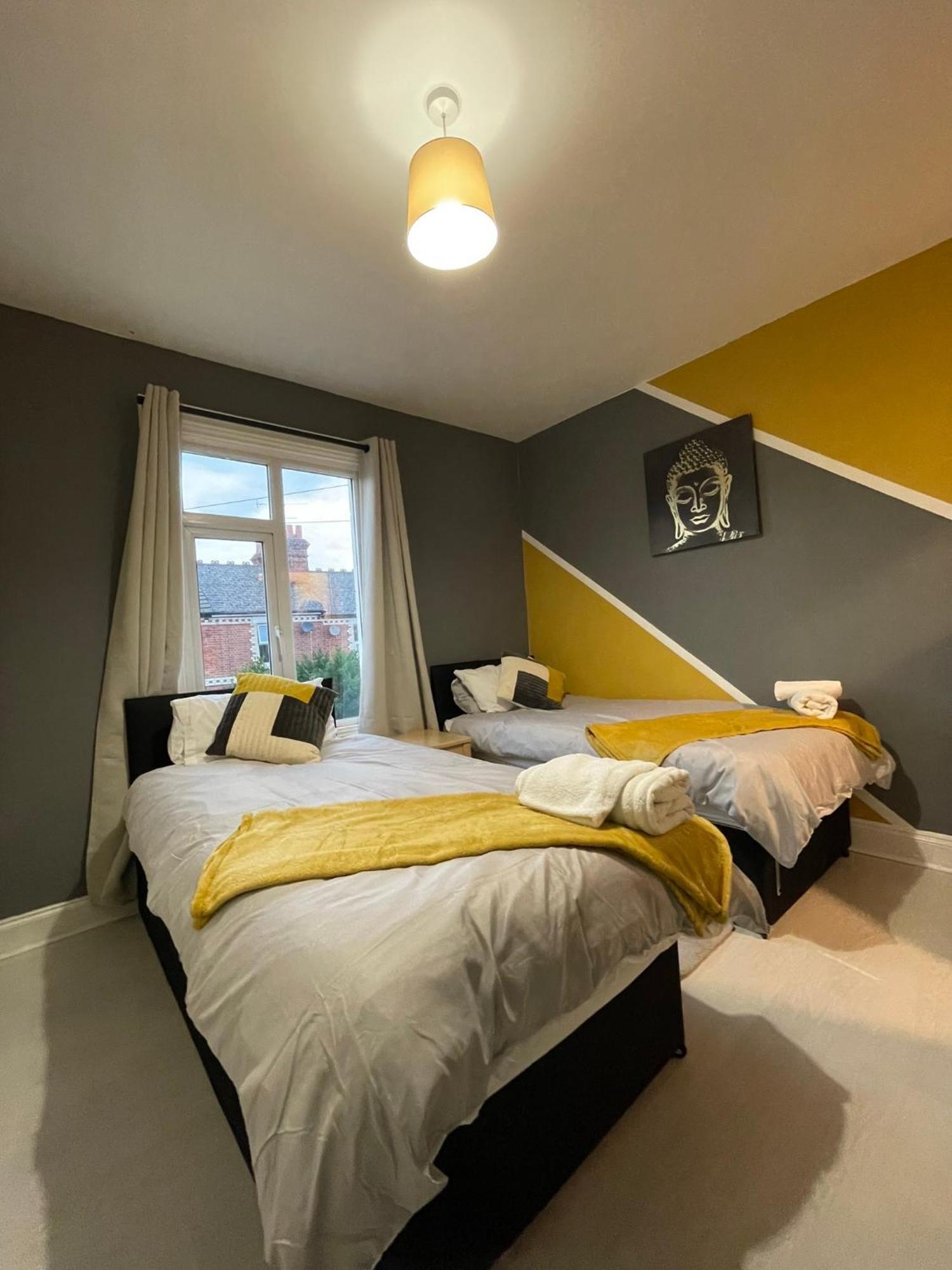 Home Sweet Home In Rg1 With Free Parking Reading Exteriör bild