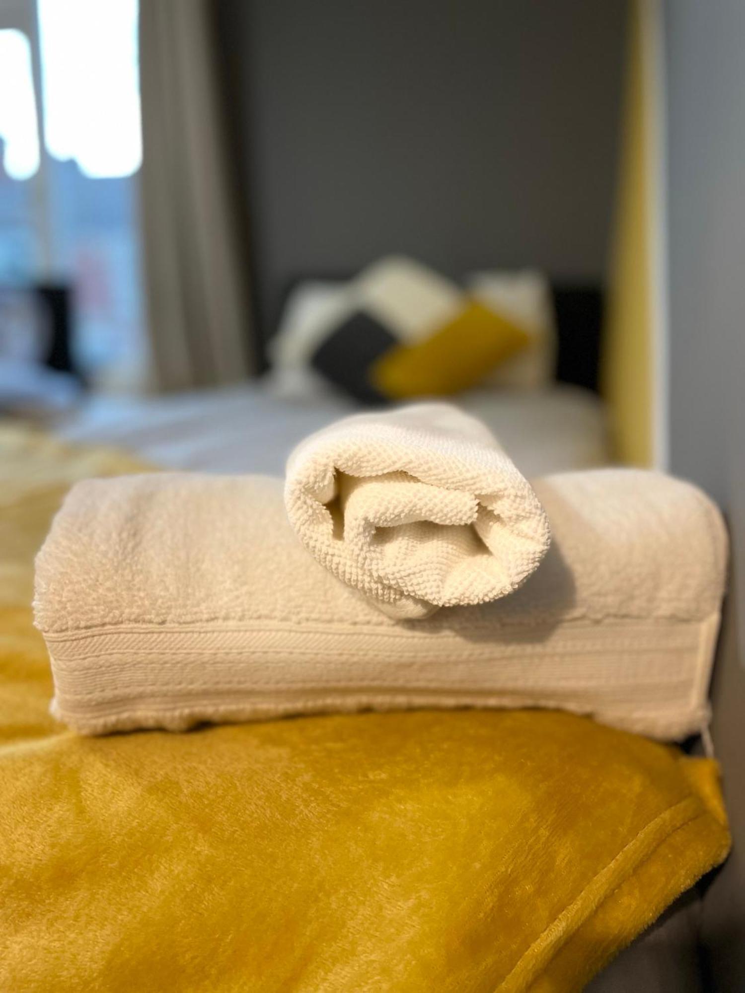 Home Sweet Home In Rg1 With Free Parking Reading Exteriör bild