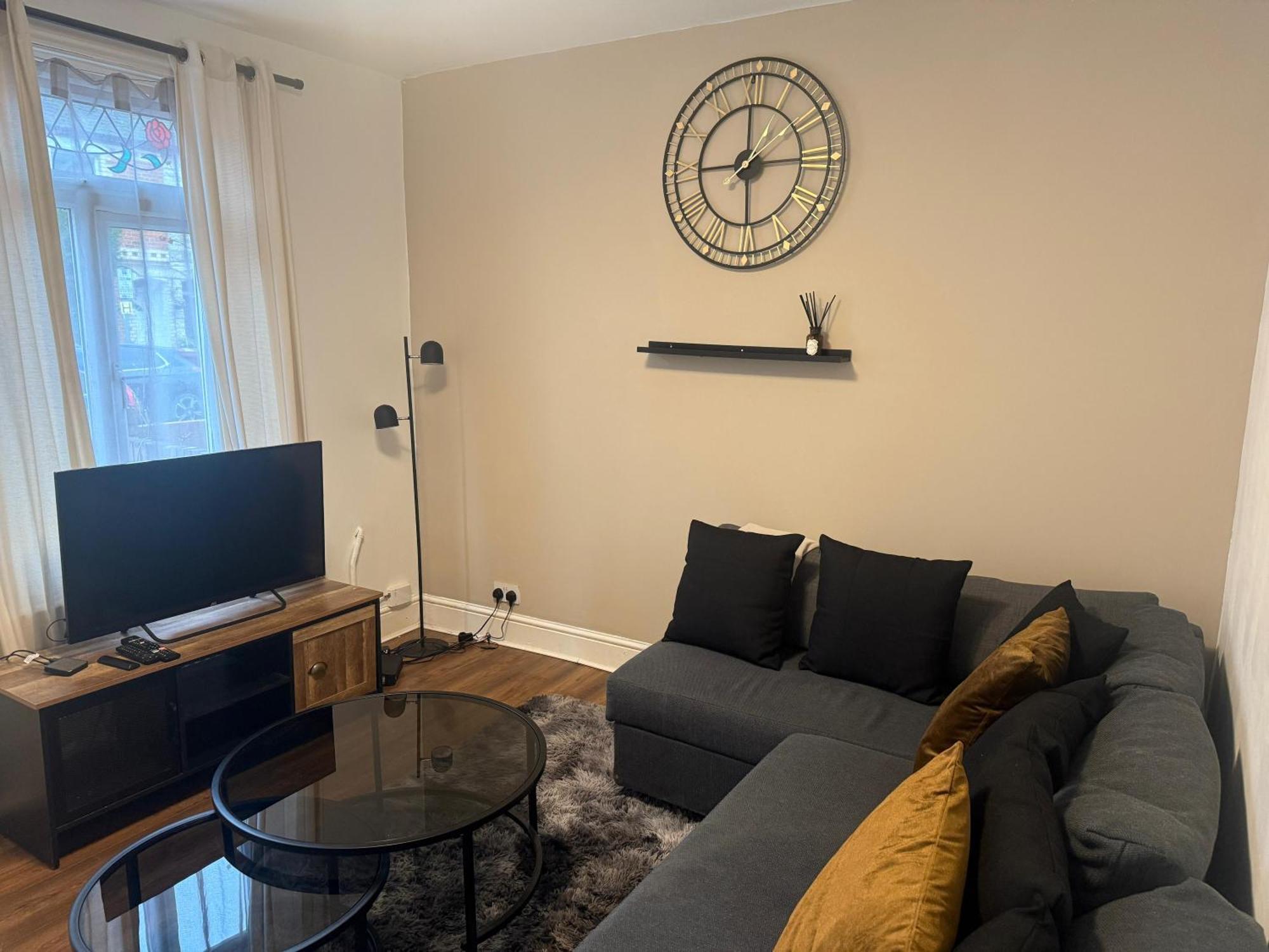 Home Sweet Home In Rg1 With Free Parking Reading Exteriör bild